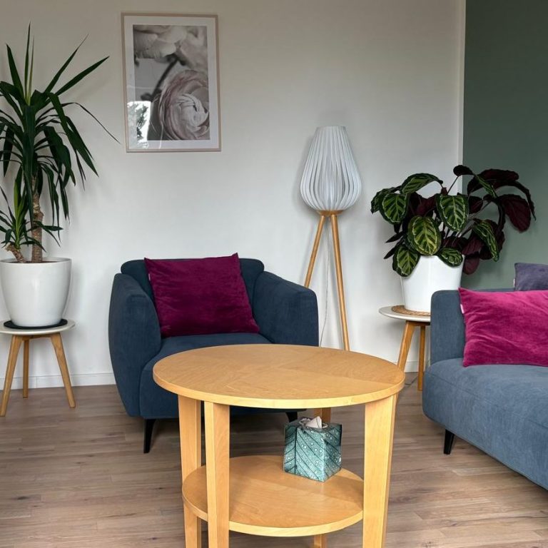 Praxiszimmer-Ansicht mit Sesseln Praxiszimmer mit Sessel
